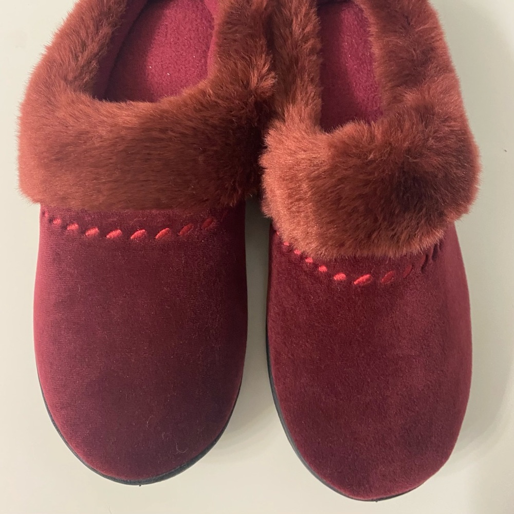 NWOT Ladies Slippers
